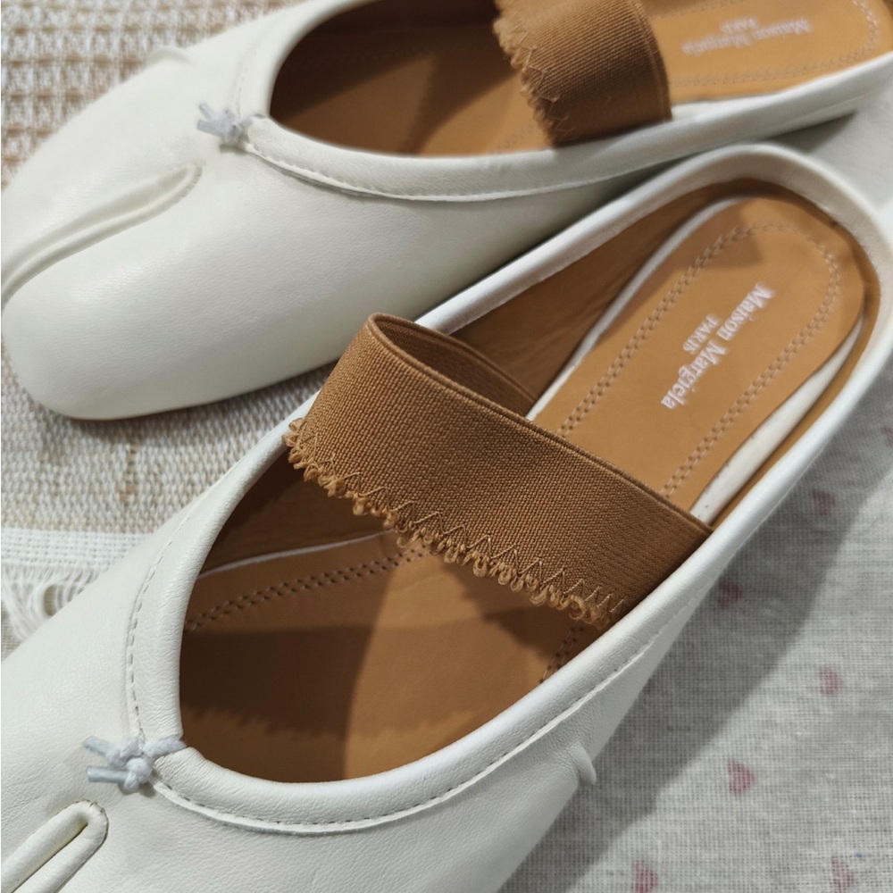Maison Martin Margiela Cream Leather Ballet Flats with Tan Strap - Picture 5 of 13